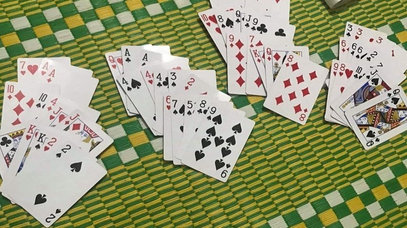 Game chơi bài 4 người sử dụng bộ bài nào? 